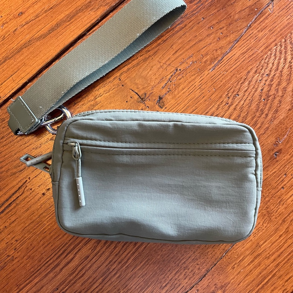 Iris and rainbow carry all wristlet wallet green